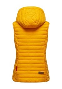 Żółta pikowana kamizelka puchowa z kapturem. Posiada poziome przeszycia, czerwoną etykietę boczną oraz prostokątną brązową metkę z logo marki.