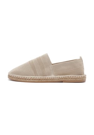 Espadrilles beige de tela con parte superior de lona tejida, textura a rayas y detalle de suela de cuerda. Punta redondeada y diseño flexible para mayor comodidad.