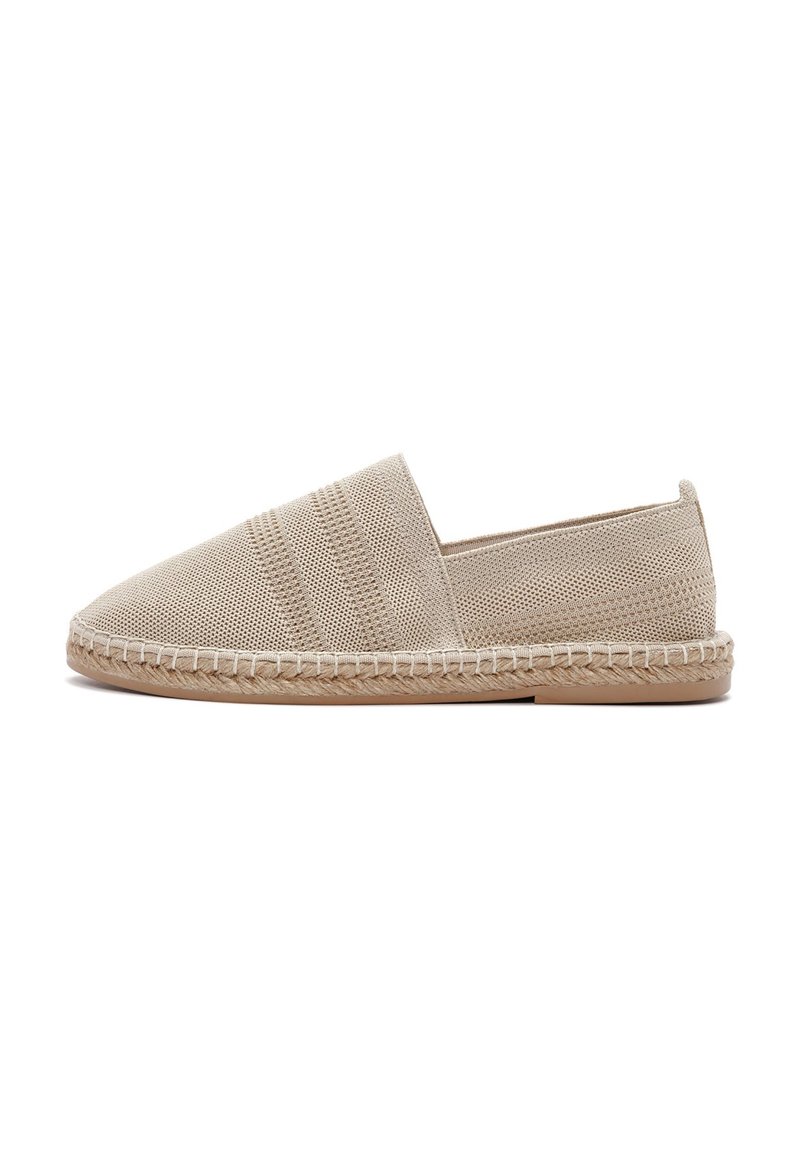Espadrillas beige slip-on con toma in tela intrecciata, texture a righe e dettaglio in corda sulla suola. Punta arrotondata e design flessibile per il comfort.