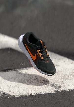 Nike Performance STAR RUNNER 5 UNISEX - Tekaški copati za cesto - black/total orange/marakesh/anthracite