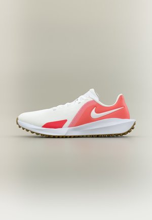 Λευκό και κοραλί αθλητικό παπούτσι Nike με λογότυπο Swoosh σε λευκό και υφασμέμη καφέ σόλα σε ουδέτερο φόντο.