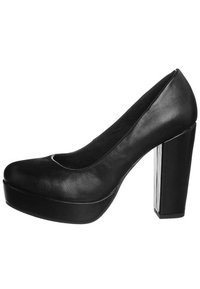 Svart högklackad pumpsko i släta läder. Har en rund tå, upphöjd plattform och en kraftig blockklack med en metalldetalj.