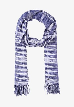 Écharpe bleue et blanche à motifs avec des extrémités à franges, enroulée en boucle avec une petite étiquette métallique ronde près d'une frange.