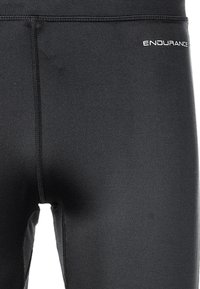Svarta idrottsshorts gjorda av mjukt, elastiskt tyg. Har platta sömmar och en "ENDURANCE"-logotyp på midjan.