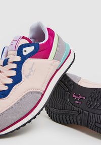 Zapatillas Pepe Jeans que combinan materiales en tonos rosa, morado y gris, con una suela texturizada y detalles del logo en los lados y el talón.
