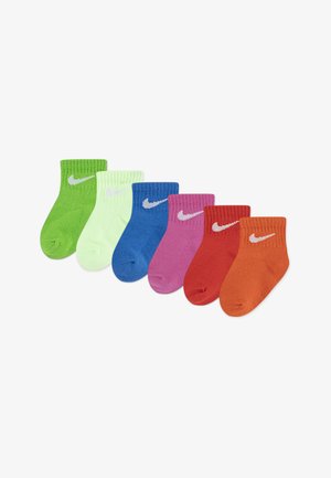 Conjunto de seis pares de calcetines cortos en varios colores: verde brillante, amarillo neón, azul, rosa, rojo y naranja. Cada uno presenta un logo blanco de Nike.