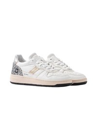 Baskets en cuir blanc avec des accents en argent texturé et paillettes sur le talon, semelle intermédiaire beige et semelle extérieure en caoutchouc noir contrastant.