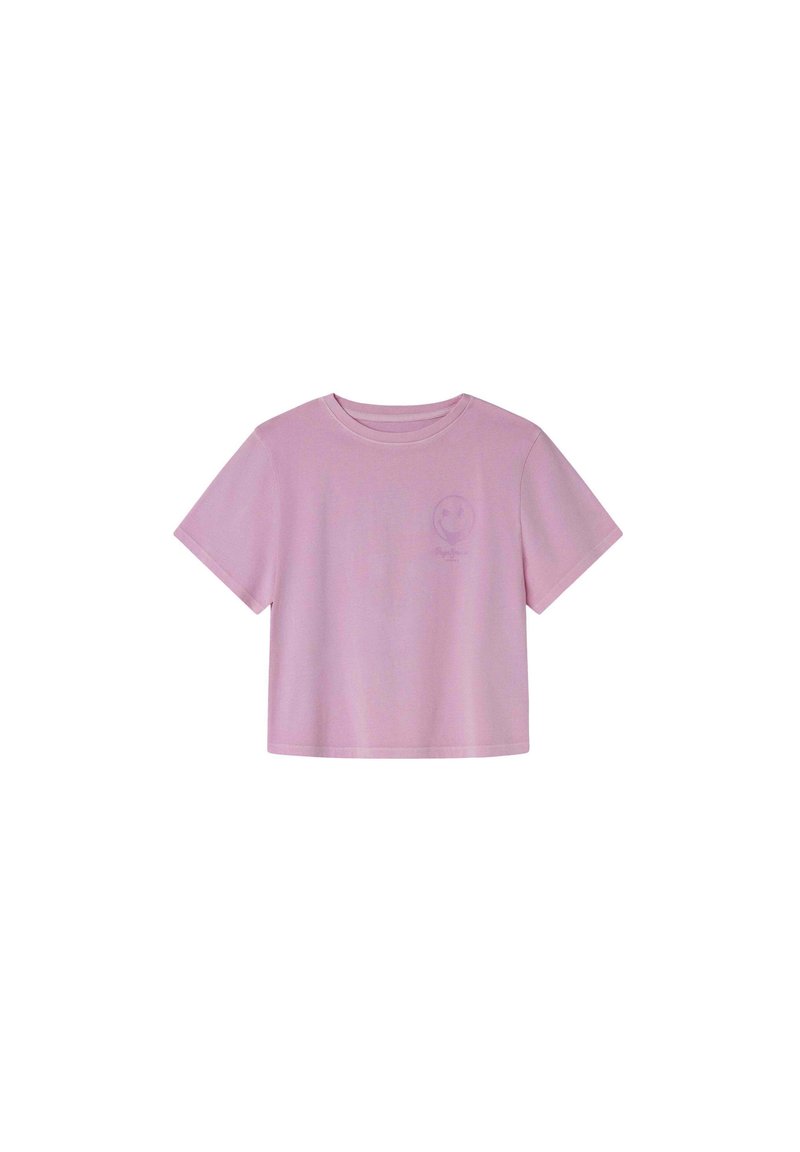 Camiseta corta rosa hecha de tejido suave, con mangas cortas, un escote redondo y un sutil gráfico de logo en la parte delantera.