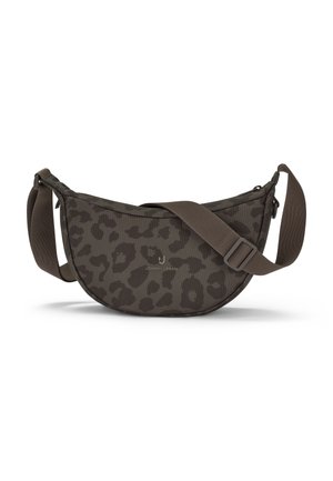 Geantă crossbody maro închis, în formă de semilună, cu model de leopard, curea largă reglabilă și logo "Johnny Urban" pe partea din față.