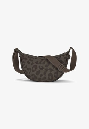 Tmavohnedá crossbody kabelka v tvare polmesiaca s leopardím vzorom, širokým nastaviteľným popruhom a logom "Johnny Urban" vpredu.