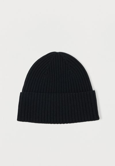 Černý žebrovaný úpletový čepice s ohrnutím a zaobleným vrcholem. Tkanina je hladká a ukazuje vertikální strukturu po celém povrchu.