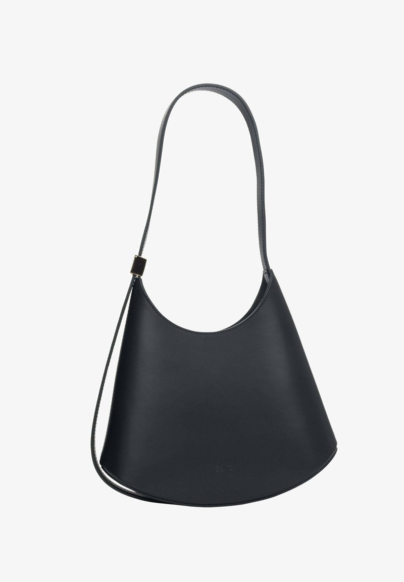 Černá kožená kabelka s oblým tvarem, jedním uchem a hladkou texturou. Má kovový detail u uchycení popruhu.