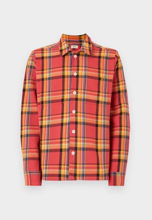 Punainen ja keltainen ruudullinen nappipaita pitkillä hihoilla, jossa on valkoiset napit ja klassinen kaulus. Pehmeä puuvillakangas, jossa on näkyvä rakenne.