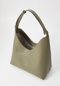Borsa a mano in pelle verde oliva con una forma strutturata, superficie liscia e manico curvo. Presenta una tasca con zip all'interno.