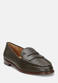 Tamnozeleni kožni penny loafer s detaljima šivanja, smešnim drvenim đonom i malim utisnutim logom na gornjoj strani.