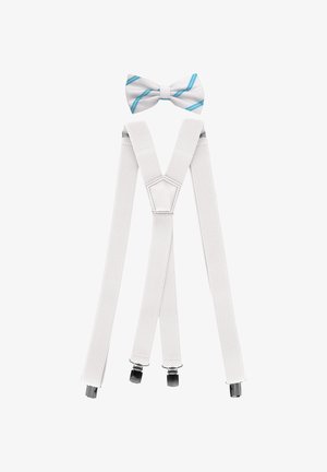 Weiße elastische Hosenträger verfügen über verstellbare Clips und ein strukturiertes Design. Dazu gehört eine passende Fliege, die weiß mit blauen Streifen ist.