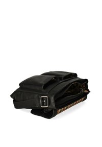 Borsa in pelle nera con due tasche frontali, tracolla regolabile e interno testurizzato. Presenta un pannello laterale a motivi e chiusura con zip.
