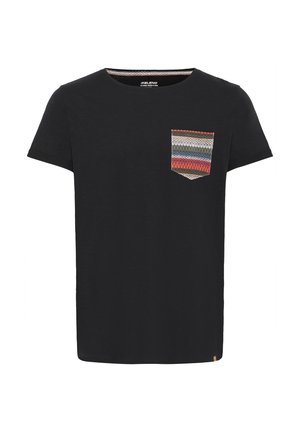 T-shirt noir à manches courtes avec une poche à motif multicolore sur le côté gauche. Fabriqué en coton doux avec un col ras du cou.