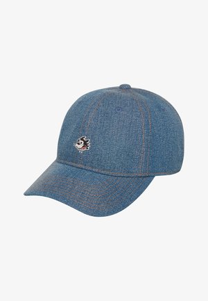 Niebieska jeansowa czapka baseballowa ze pomarańczowym przeszyciem i małą haftowaną czarno-białą karykaturą kota na przednim panelu.
