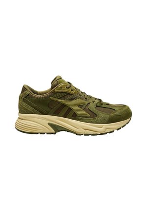 Zapatilla deportiva verde oliva con parte superior de malla y ante, suela acolchada beige y logo lateral, mostrada en perfil derecho sobre fondo blanco.