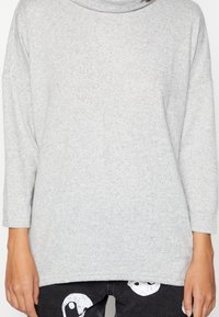 Maglione grigio chiaro a collo alto realizzato in un tessuto morbido, con maniche a tre quarti e vestibilità rilassata, senza motivi o decorazioni.