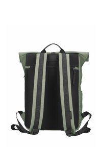 Sac à dos au design à rabat, fabriqué en tissu noir et vert. Il dispose de bretelles rembourrées, de détails en maille et de poches zippées.