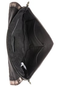 Musta clutch-laukku metallinhohtoisella hopeareunuksella, pehmeällä kangasvuorella, sisätaskulla ja vetoketjukiinnityksellä.