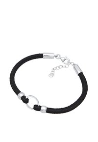 Svart mockaband med en cirkulär metallaccent och två silverfärgade pärlor, säkrad med ett metallspänne och förlängningskedja.