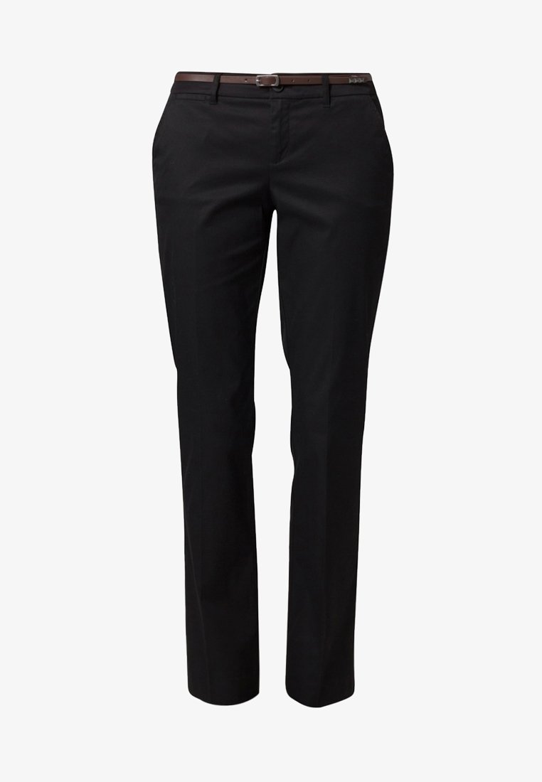 Pantalon noir ajusté avec jambes droites et poches latérales, associé à une ceinture fine marron avec une boucle argentée.