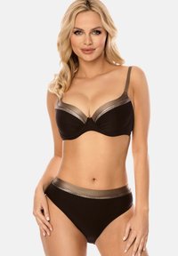 Fekete bikini szett, párnázott, merevítős top-pal és magas derekú alsó résszel, fémbetétekkel az élek mentén. Simaságával kiemelkedő textúrájú anyag.