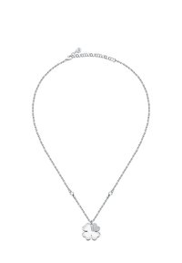 Collana d'argento con una catena delicata, caratterizzata da un pendente a forma di trifoglio con un dettaglio a forma di cuore e piccoli accenti di cristallo.