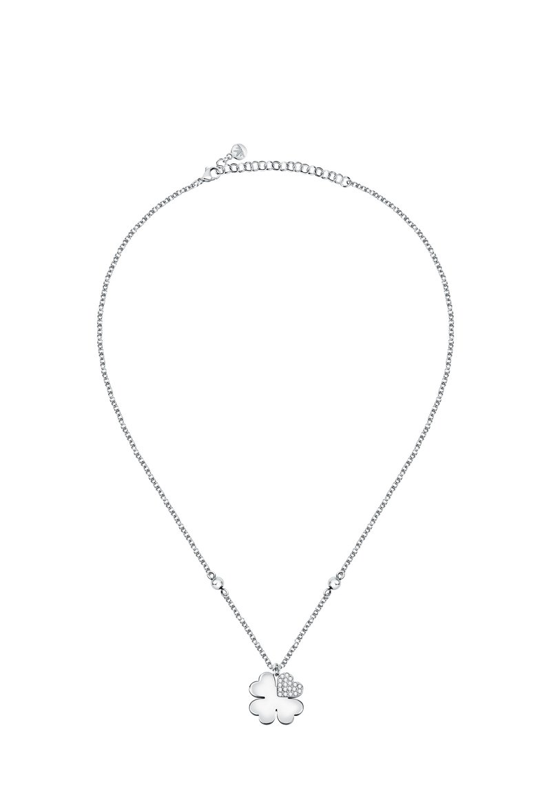 Collana d'argento con una catena delicata, caratterizzata da un pendente a forma di trifoglio con un dettaglio a forma di cuore e piccoli accenti di cristallo.