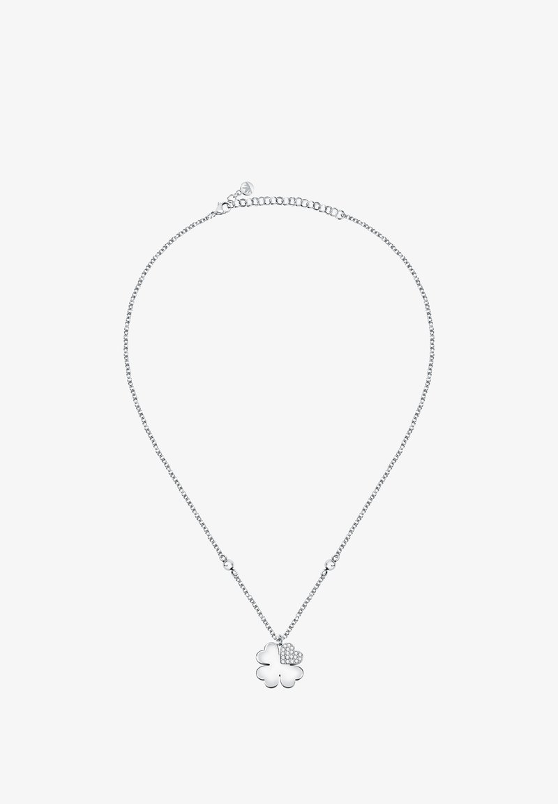 Collana d'argento con una catena delicata, caratterizzata da un pendente a forma di trifoglio con un dettaglio a forma di cuore e piccoli accenti di cristallo.
