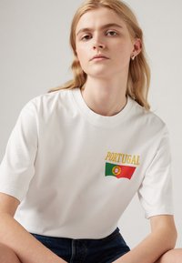 Levi's® FOOTBALL FAN TEE UNISEX - Marškinėliai su spaudiniu - white
