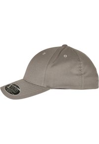 Grau Stoff Baseballsch hat mit gebogenem Schild, sechs Panel-Konstruktion und Belüftungslöchern. Verfügt über ein Logo-Patch auf der Vorderseite.