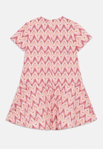 Φόρεμα με κοντά μανίκια και ζιγκ ζαγκ μοτίβο σε αποχρώσεις του ροζ, κόκκινου και πορτοκαλί. Σχεδιασμός με φούστα σε σχήμα καμπάνας και λεπτομέρεια ραφής στην πλάτη.