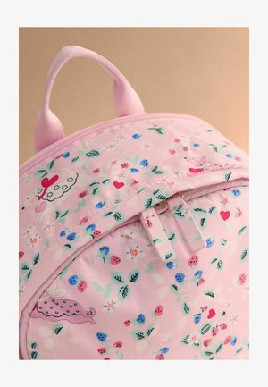 Rózsaszín gyermek hátizsák virág- és katicabogár mintákkal, fehér nyuszikkal, piros szívekkel és cipzáras első zsebbel.