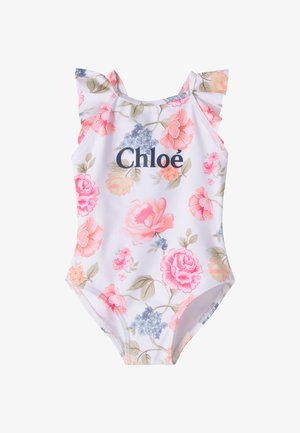 Biały, bezrękawnikowy strój kąpielowy dla malucha z falbankami na ramionach, różowo-niebieskim kwiatowym wzorem i nazwą marki „Chloé” z przodu.