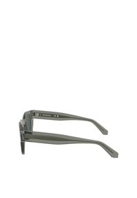 Ochelari de soare gri transparenți cu lentile verzi. Cadru rectangular larg, cu brațe subțiri și drepte. Numele brandului gravat pe lateral.