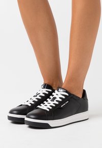 MICHAEL Michael Kors Matalavartiset tennarit - black