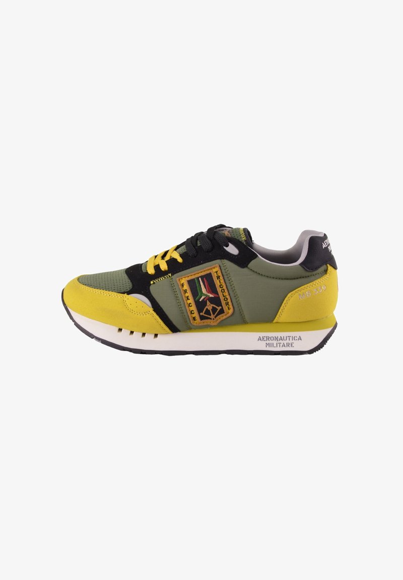 Sneaker verde e giallo realizzato in materiali scamosciati e mesh, con lacci neri, accenti a strisce e un patch logo sul lato. Suola bianca con scanalature.