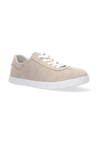 Beige Wildlederschuh mit weißer Gummisohle, runder Zehenpartie und Schnürsenkeln. Die Seite ist mit Perforationen für Atmungsaktivität ausgestattet.