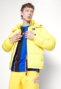 Tommy Jeans ALASKA  - Piumino - warm yellow