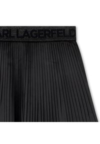 Μαύρη πλισέ φούστα με υφασμάτινη ζώνη μέσης που διαθέτει το λογότυπο «Karl Lagerfeld» σε σκούρα γράμματα. Το υλικό έχει λεία επιφάνεια.