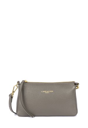 Clutch bag in pelle grigia con accessori in oro, chiusura con zip superiore e tracolla rimovibile. Presenta una superficie testurizzata e un logo impresso.