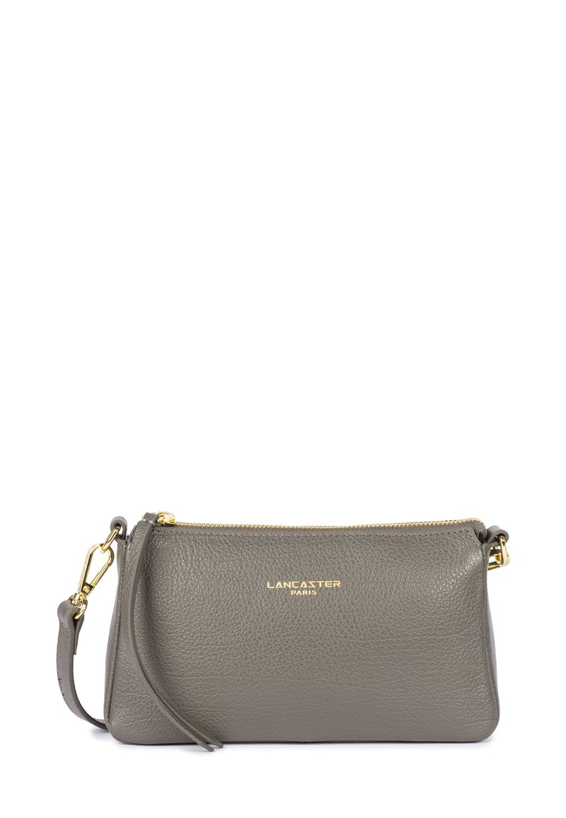 Clutch bag in pelle grigia con accessori in oro, chiusura con zip superiore e tracolla rimovibile. Presenta una superficie testurizzata e un logo impresso.