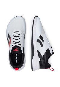 Białe buty sportowe z czarnymi akcentami i czerwonym logo. Siateczkowe i syntetyczne materiały, z zapięciem na sznurówki i teksturowanymi podeszwami.