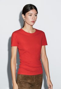 Massimo Dutti TEXTURED CREPE-EFFECT WITH CREW NECK - T-shirts basic - red
