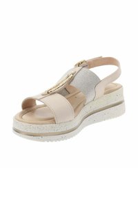 Sandali platform beige con due ampie cinghie per i piedi, un accento metallico e una suola bianca texturizzata con macchie nere e un dettaglio dorato.