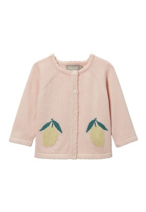 Cardigan bébé rose à manches longues, fermeture par boutons, bords festonnés et deux motifs de citrons avec des feuilles vertes sur les poches avant.